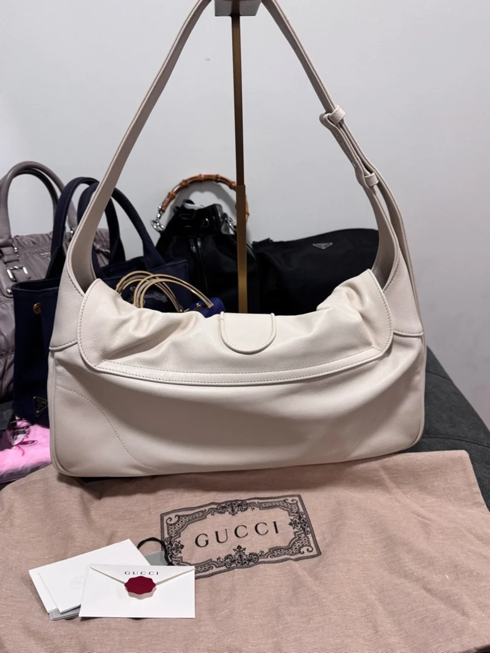 Gucci Cream Leather Shoulder Bag with Interlocking GG - Picture 2 of 10